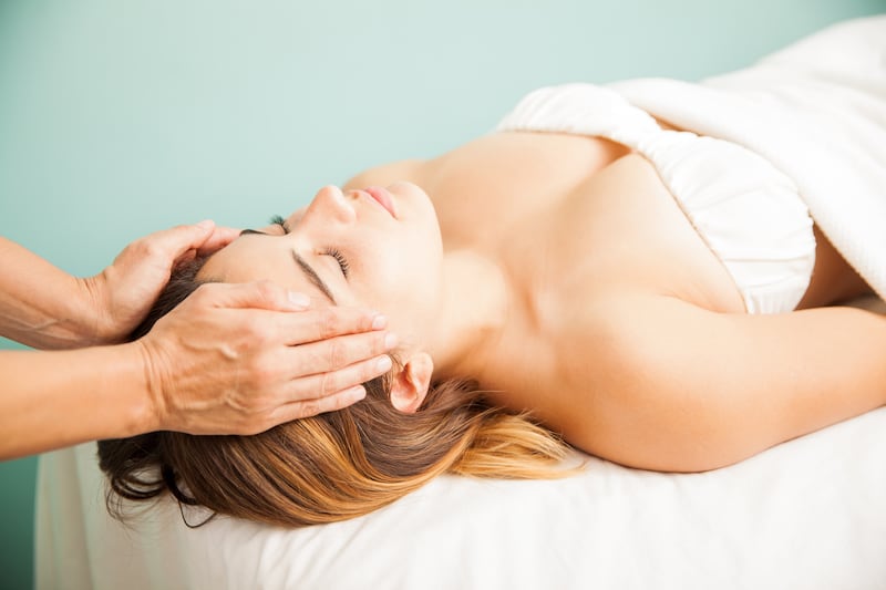 El Reiki se basa en el enfoque oriental de que todo ser vivo posee una energía vital que debe fluir correctamente. Foto: Freepik.