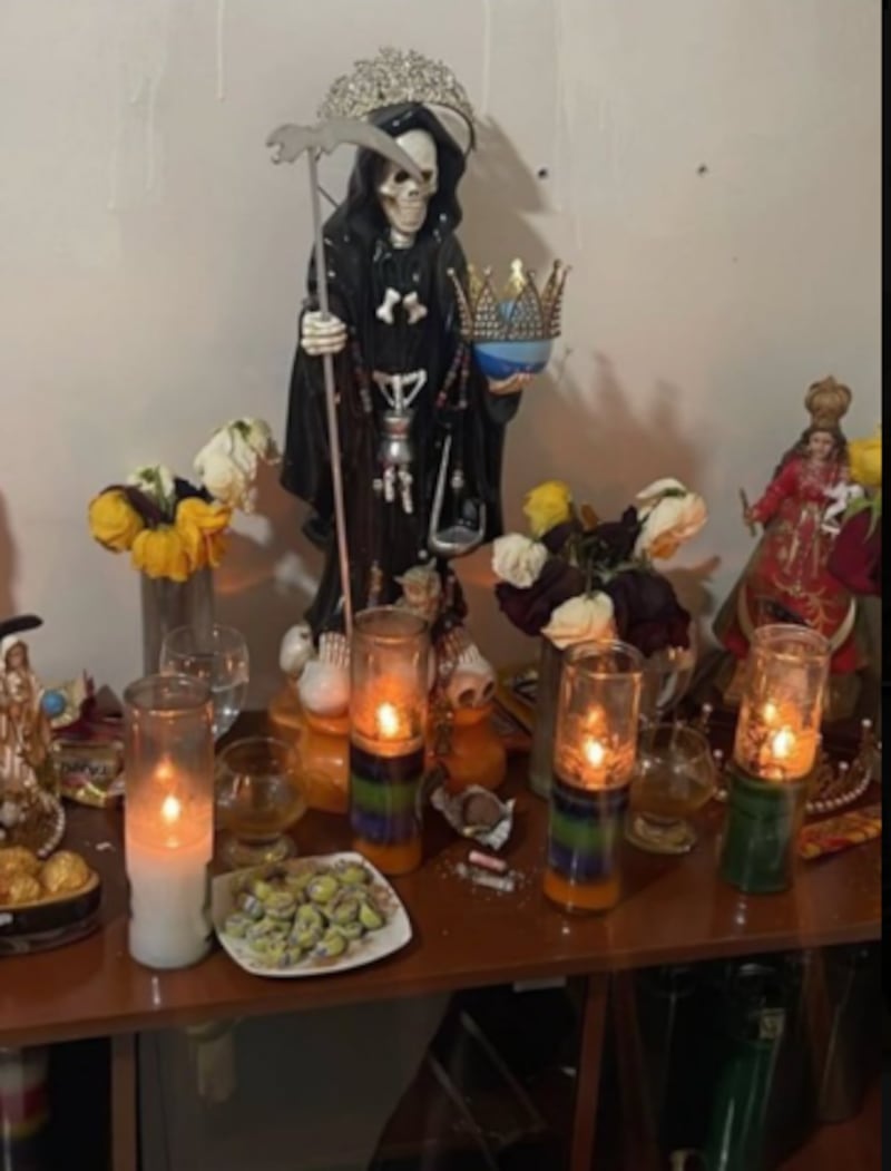 Maleta con USD 100 mil y altar a la Santa Muerte: hallazgos de operativos en la urbanización Málaga 2