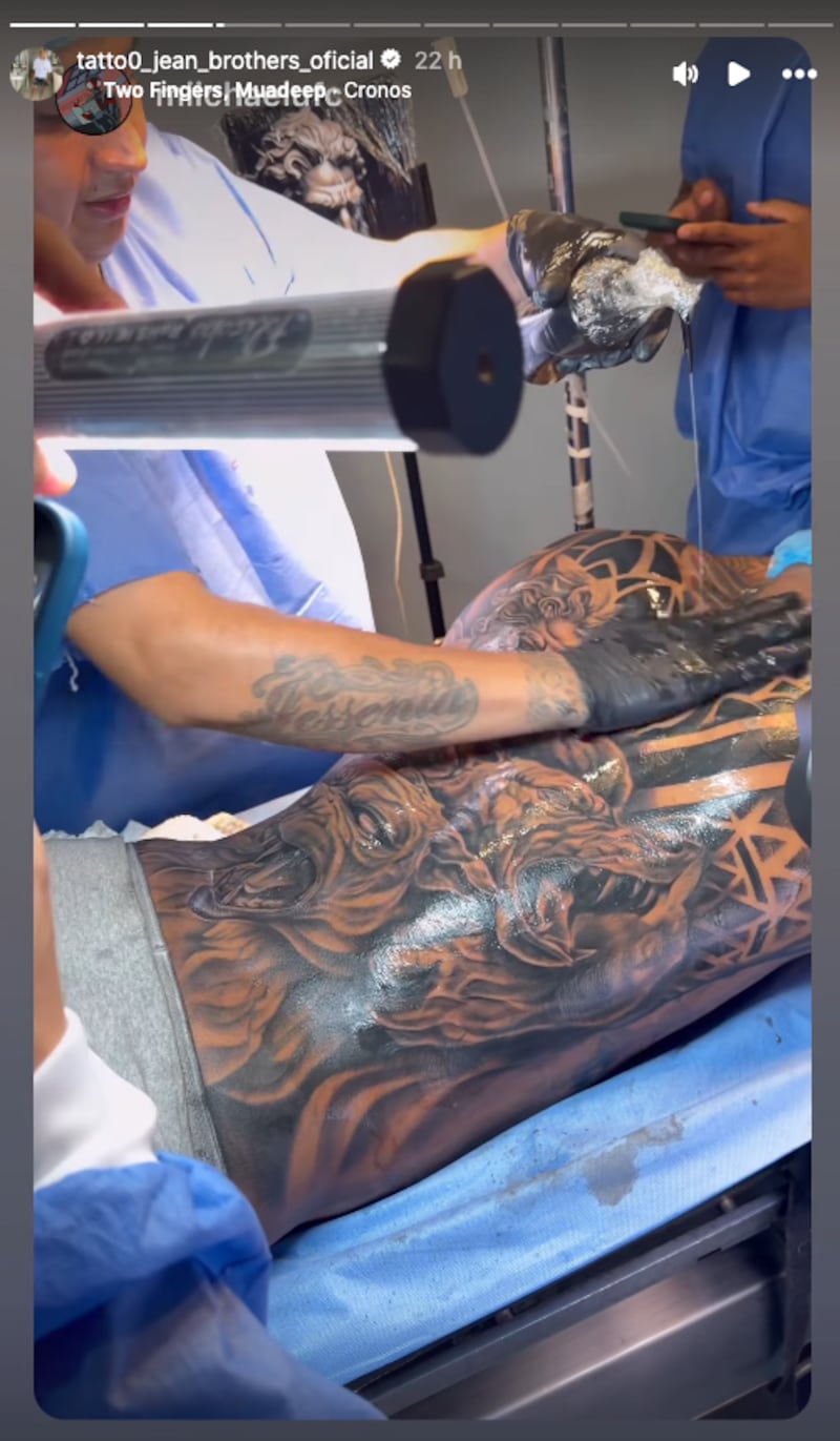 Así fue el antes y después del tatuaje (espalda completa) de Michael Morales