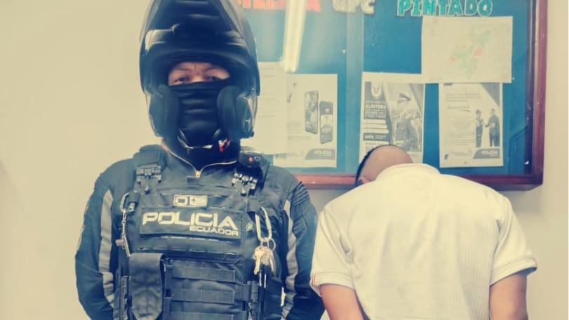 Menor habría intimidado a personas con una pistola en los exteriores de discotecas en el sur de Quito