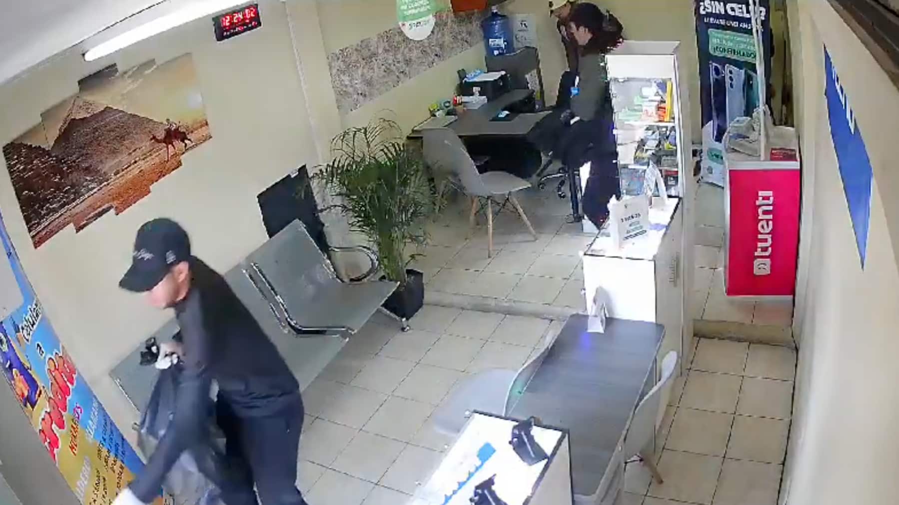 VIDEO: el momento en que delincuentes asaltaron local de celulares en el sur de Quito