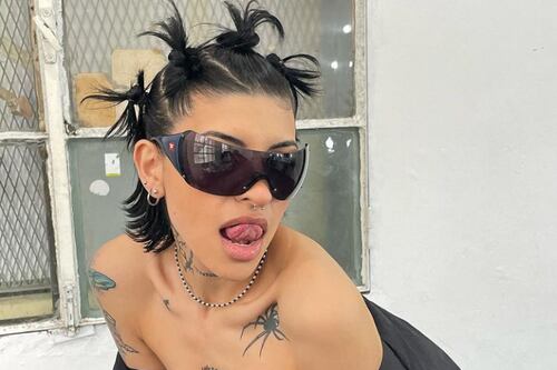 ¿Quién es Cazzu, la argentina captada de la mano con Christian Nodal?