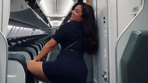 Azafata baila ‘twerking’ en pleno avión para celebrar su contratación, pero es despedida