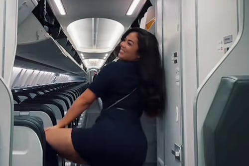 Una azafata realiza ‘twerking’ durante un vuelo para celebrar su contratación y la despiden