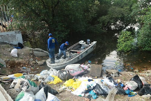 Retiran hasta 3.000 sacos de basura del Estero Salado tras lluvias y mareas altas