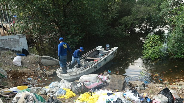 Las recientes precipitaciones y el aguaje incrementaron la cantidad de desechos en el manglar. La Alcaldía mantiene jornadas de limpieza tres veces por semana para proteger este ecosistema.