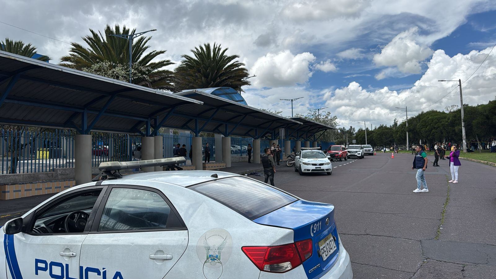 Exteriores del centro comercial donde intentaron robar un blindado, en el sur de Quito