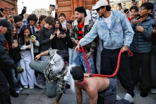 VIDEO: detienen y golpean a grupo de therians durante reunión masiva