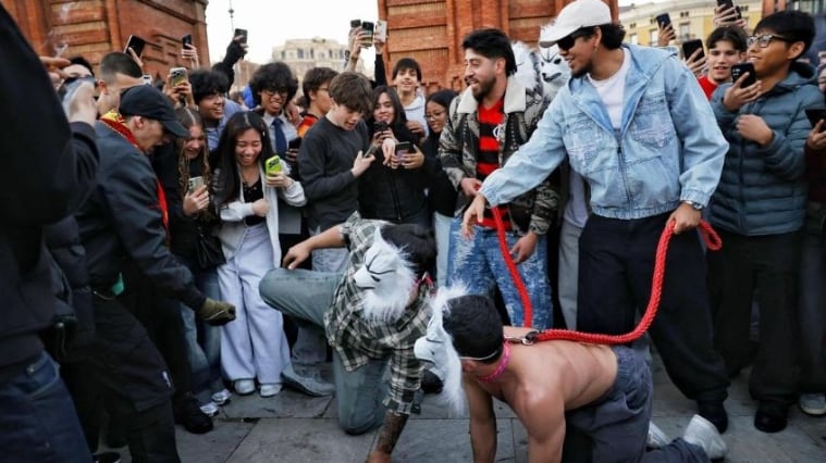 VIDEO: detienen y golpean a grupo de therians durante reunión masiva