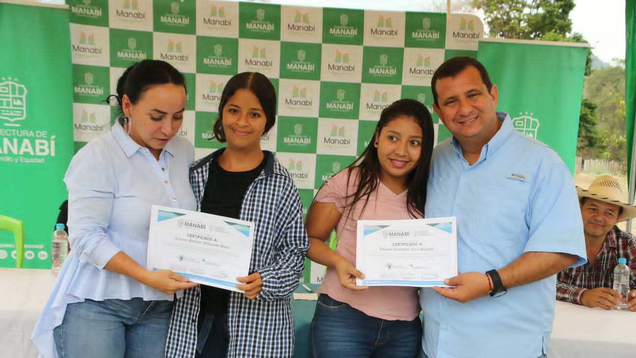 En el acto también se clausuró la Escuela de Gestión y Liderazgo, que benefició a 32 habitantes del cantón Jama.