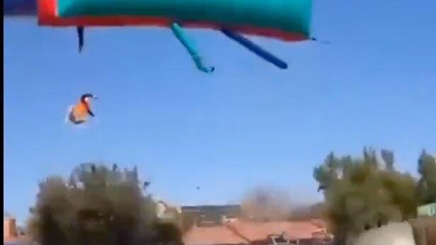 ¡Impactante accidente! Castillo inflable sale volando con niños dentro en Sudáfrica - Fuente: Video en X