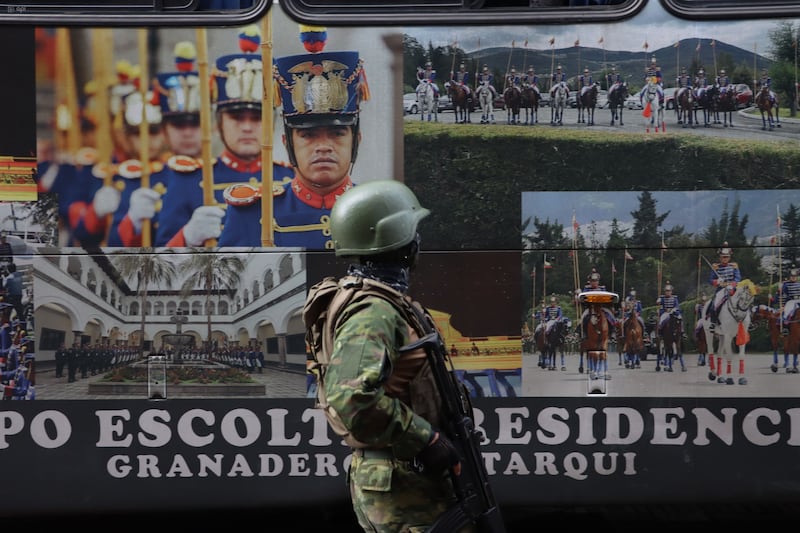 Recorrido de seguridad del equipo de combate de la Primera División de Ejército Shyris, en el sector de la Marín, San Roque, Plaza Grande, Ipiales.