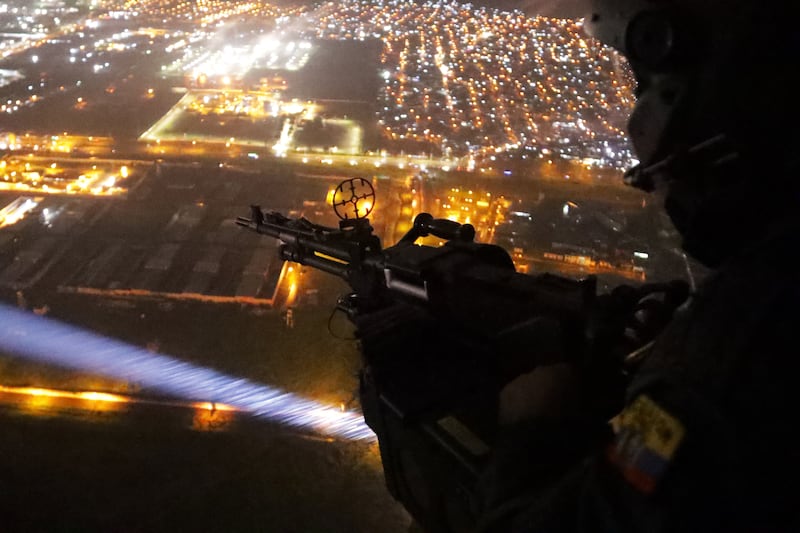 Guayaquil, sábado 20 de enero del 2024
Abordo de helicóptero con la ayuda de un cañón de luz y cámara de vigilancia, miembros de la Fuerza Aérea realizaron, un operativo de control aéreo, por ciertos sectores de la ciudad y en el complejo carcelario.
