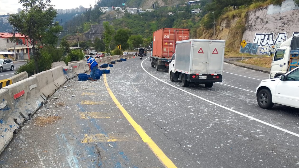 Cierre en la Av. Simón Bolívar por incidente con botellas