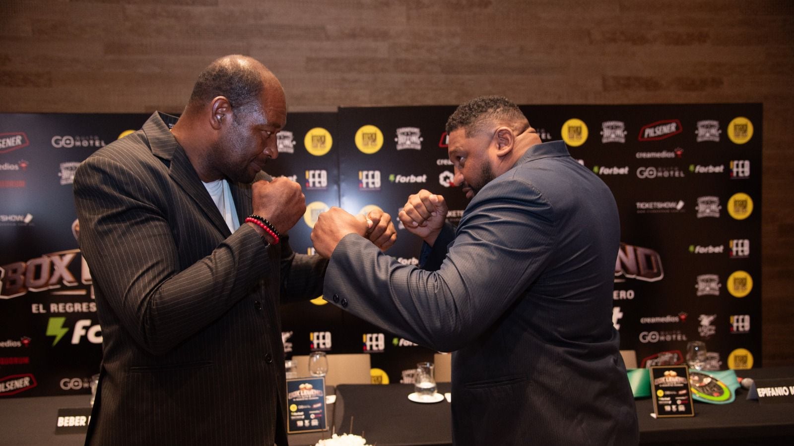 Beber Espinoza vs. Epifanio Mendoza, boxeo en Quito