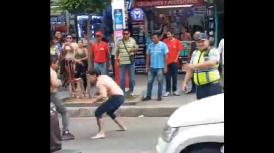 Pelea callejera en Machala