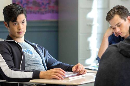 Ex esposo de hija de Cobain acusa a actor de “13 Reason Why” de intentar asesinarlo