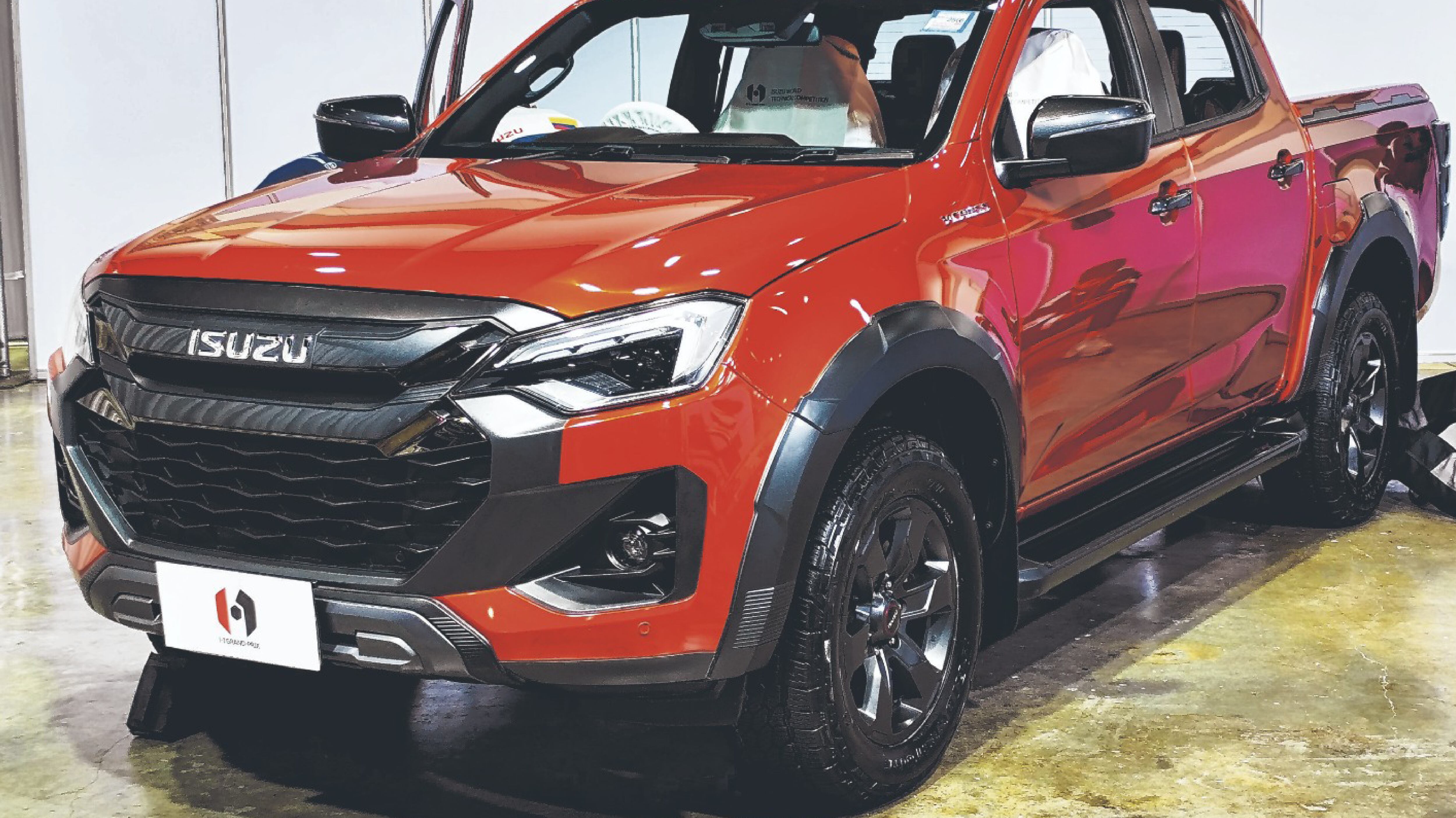 Para Ecuador. Disponible en transmisiones manual y automática, 4×2 o 4×4.