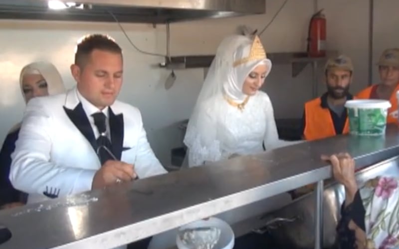 Novios turcos transforman su día de matrimonio en un acto de amor y solidaridad para miles de refugiados sirios.