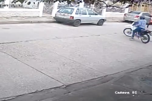 Cámara capta doble sicariato en Urdesa Norte, Guayaquil; sicario huyó en moto con su cómplice