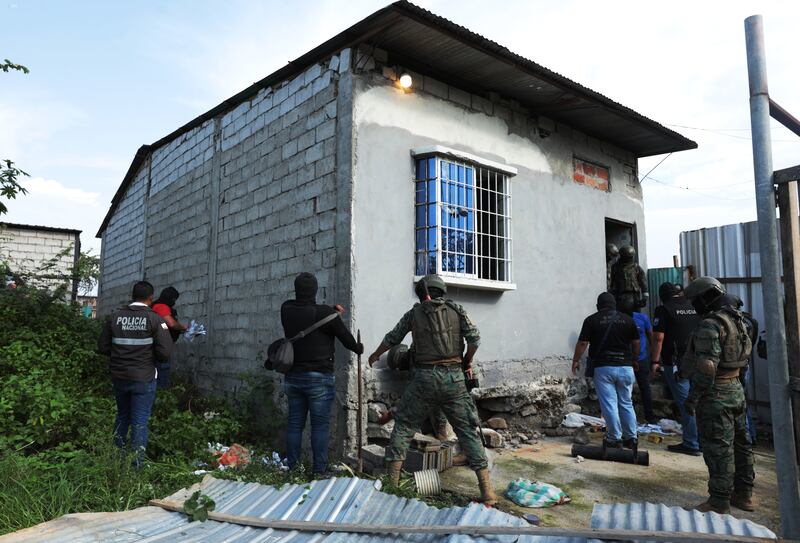 Durán, jueves 01 de febrero del 2024
Esta tarde en un sector del cantón Durán, conocido como la "chanchera" la Policía Nacional con la ayuda de las Fuerzas Armadas realizaron un operativo de intervención, allanando varias casas, el resultado final fue el decomiso de municiones de corto y largo alcance, armas y droga.
Fotos: César Muñoz/API