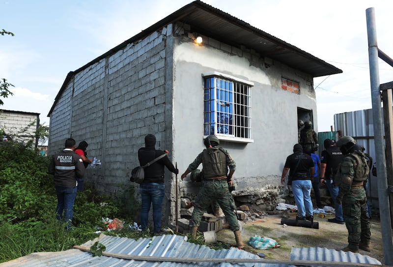 Durán, jueves 01 de febrero del 2024
Esta tarde en un sector del cantón Durán, conocido como la "chanchera" la Policía Nacional con la ayuda de las Fuerzas Armadas realizaron un operativo de intervención, allanando varias casas, el resultado final fue el decomiso de municiones de corto y largo alcance, armas y droga.
Fotos: César Muñoz/API