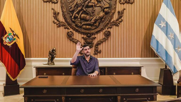 El alcalde Aquiles Álvarez inicia su jornada de trabajo en el Palacio Municipal.