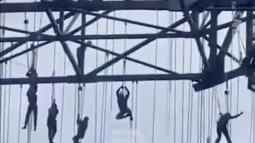 Albañiles quedaron colgados en el aire tras desplomarse un andamio a una altura de 33 pisos.
