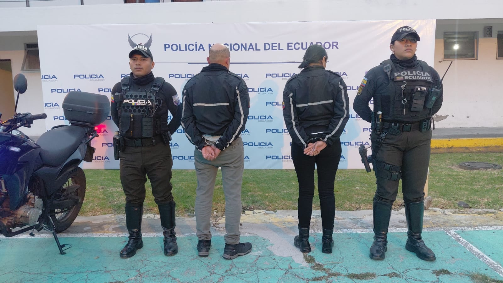 Detienen a dos falsos policías que realizaban “operativos” ilegales en Conocoto, Quito