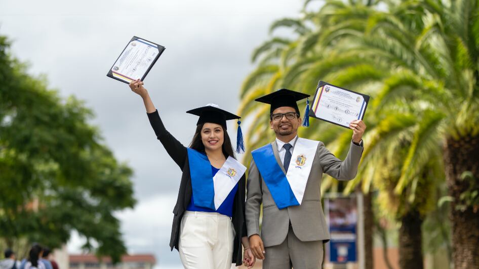 Estudiantes graduados en UTPL