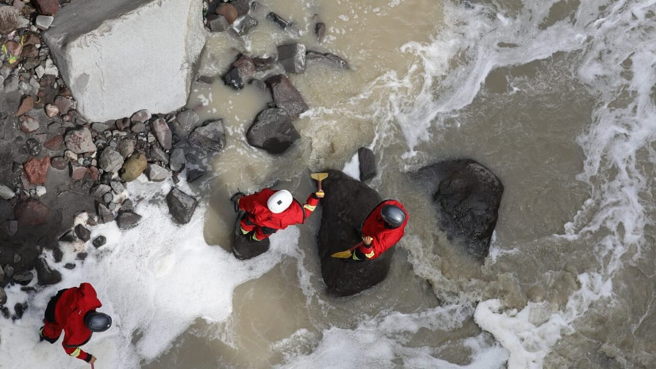 Quito: Un hombre que fue víctima de robo fue lanzado a la quebrada de Guápulo; Bomberos lo buscan
