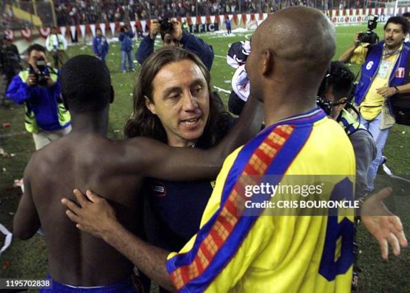 Selección de Ecuador gana a Perú en el 2001.