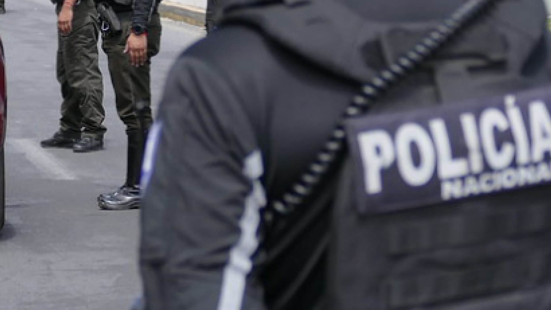 Quito: violó el toque de queda, no quiso entregar papeles y agredió con el puño a un sargento de Policía.