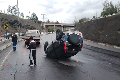 Un vehículo se volcó en la Ruta Viva; el accidente generó desvío vehicular hacia Quito