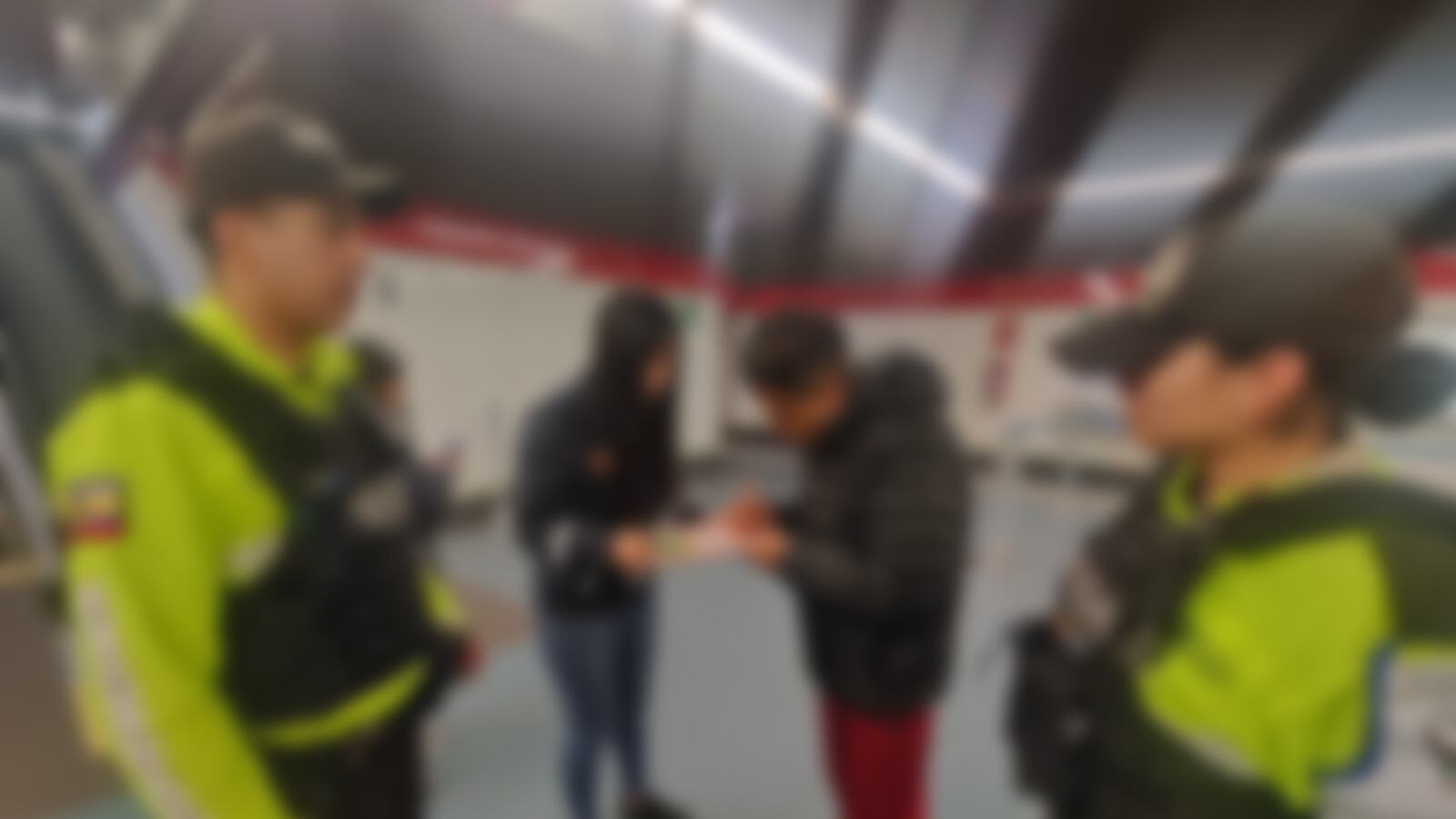 La multa que deberá pagar vendedor ambulante por subirse en estado de ebriedad en un tren del Metro de Quito.