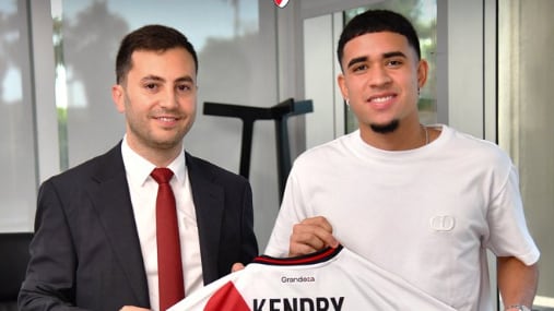 Kendry Páez en la presentación con River Plate