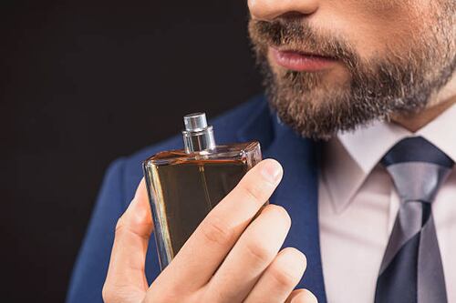 Los mejores perfumes para los hombres mayores de 50 que causan furor en el mercado