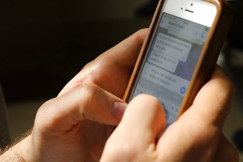 Presionar este botón en WhatsApp podría costarte todo tu dinero