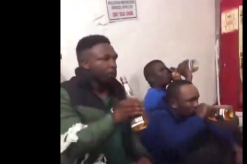 Bendición o castigo, lo sorprendieron robando botellas de licor y lo obligaron a tomarse todas