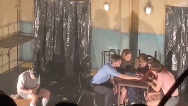 Actores hacían una escena con la ouija y un “fantasma” apareció en plena función