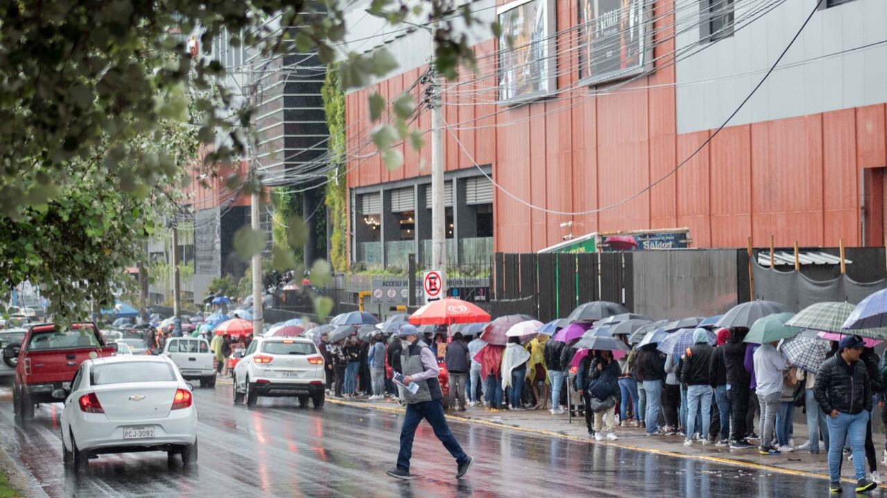 Fanáticos de Feid tiene que soportar fuertes lluvias