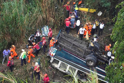 31 fallecidos tras caída de un bus desde un puente en Guatemala