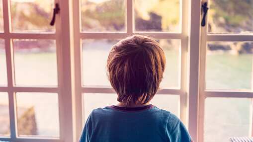 Niño perdió la visión tras un beso en el rostro; su madre denuncia el caso