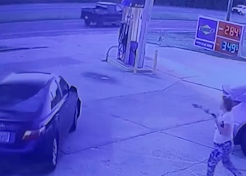 ladrón devuelve auto, bebé dentro de auto robado