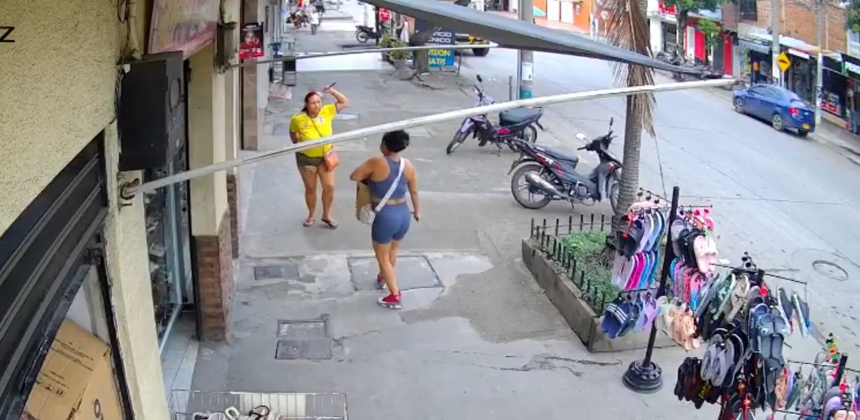 Dejaron libre a la mujer que se enfrentó a otra con cuchillos en una calle de Cali 