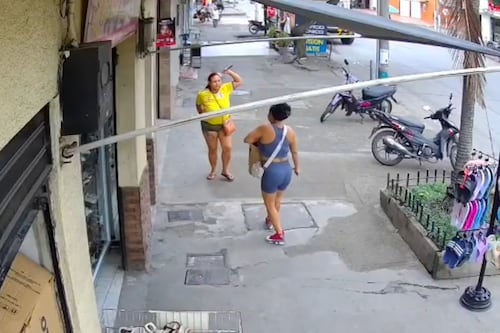 Dejaron libre a la mujer que se enfrentó a otra con cuchillos en una calle de Cali