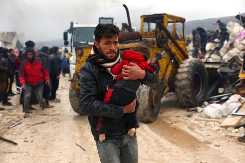 ¡El tiempo se acaba en Turquía y Siria! Así rescatan a los sobrevivientes de entre los escombros