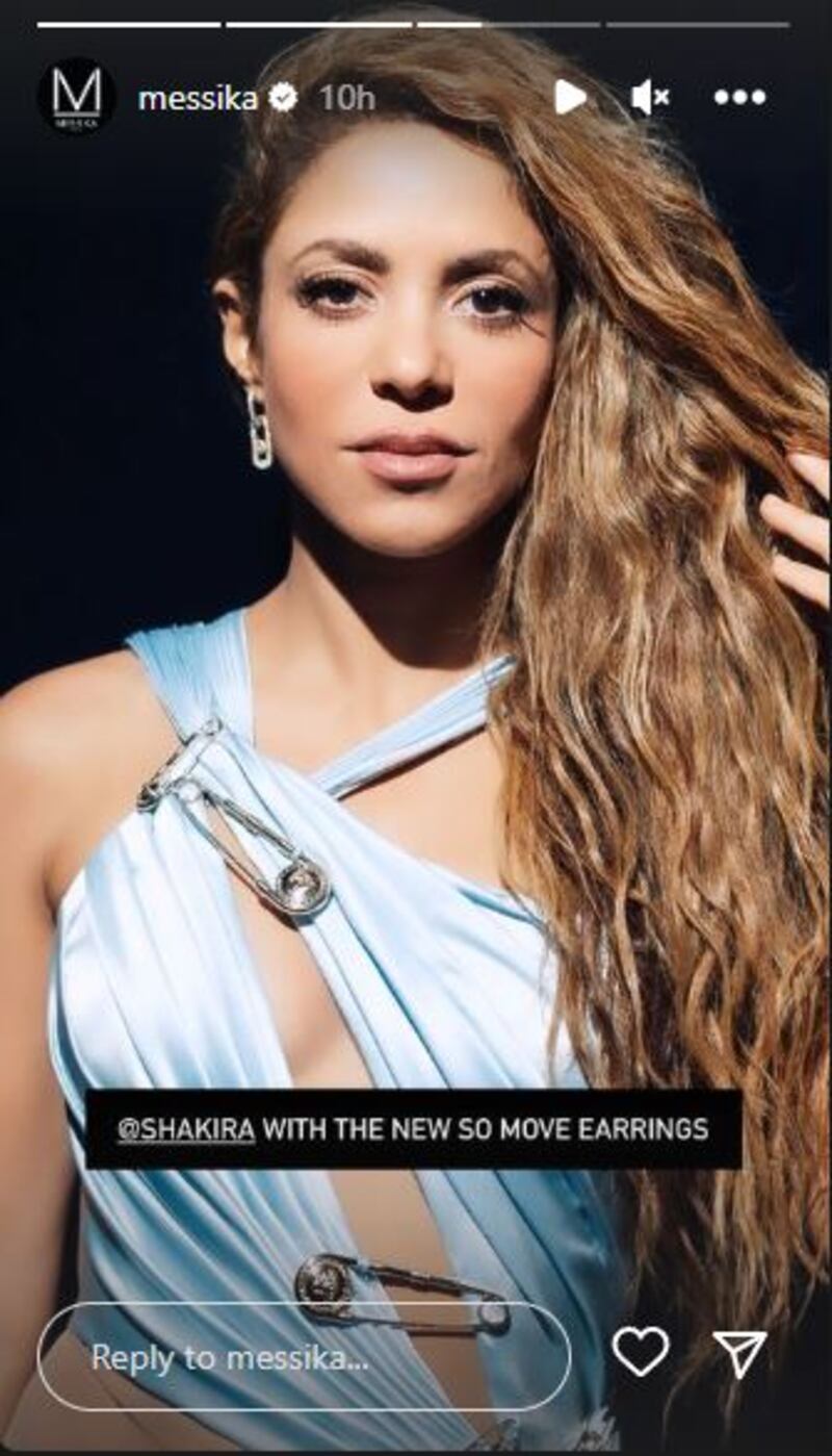 Accesorios que utilizó Shakira durante los MTV VMAs 2023 (fuente: Redes sociales)