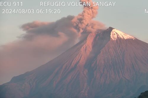 Volcán Sangay lanza ceniza y material piroclástico