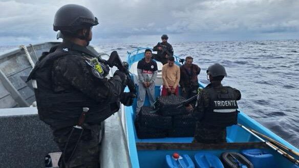 El Salvador capturó a tres ecuatorianos en embarcación que transportaba USD 19 millones en cocaína